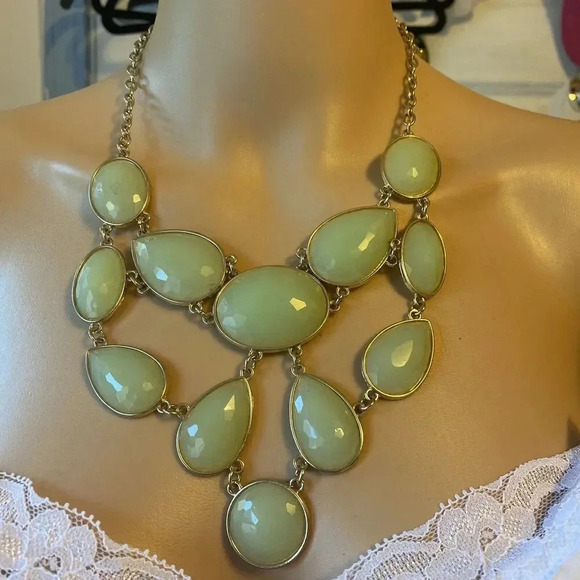 VTG Costume Jewelry Mint Green Lucite Necklace Gold Tone Chain Adjustable Party - Picture 1 of 8
